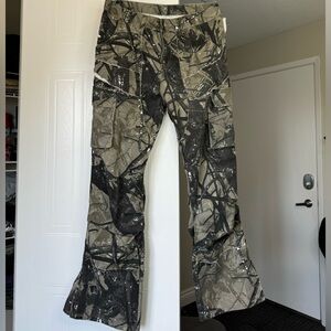 Hip Hop Lettering Flocked Camo Jeans
Size: L
waist 31/32
color: Camo
